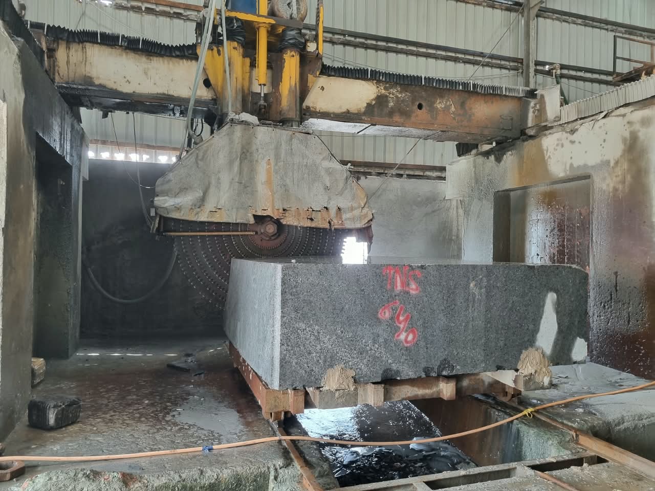 Granite cutting application photograph 1